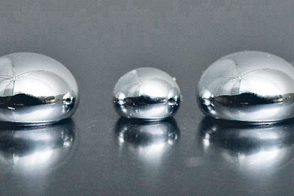 Gotes de mercuri a temperatura ambient.