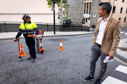 El cònsol major, David Astrié, amb l'operari encarregat dels treballs, ahir al carrer Ciutat de Valls.
