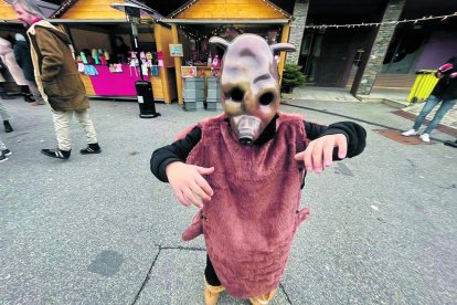 Un dels membres de l'elenc disfressat d'ossa.