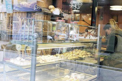 Clients comprant panellets en una pastisseria de la capital.
