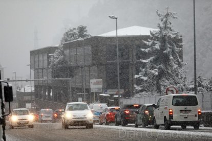 Neu acumulada a la General 2 a la sortida d'Escaldes en direcció Encamp