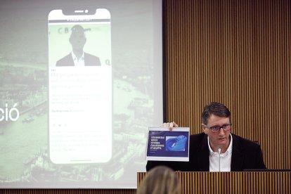 Xavi Mujal durant la compareixença davant la comissió legislativa d'Economia.