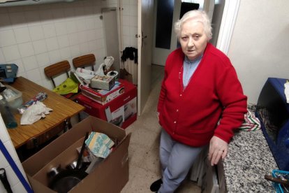 Isabel Ruiz, a la cuina, amb part dels objectes personals empaquetats.
