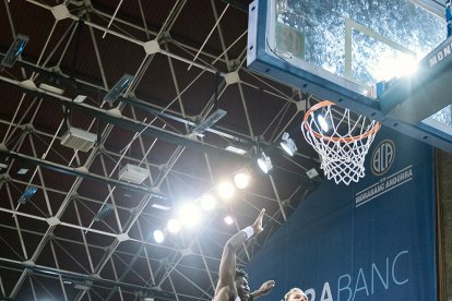 Johnny Dee, el gran protagonista del partit, llença a cistella, ahir.