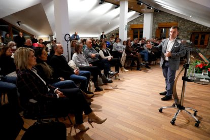 Intervenció del cònsol major, Josep Majoral, durant la reunió de poble d'ahir al vespre a Sant Julià de Lòria.