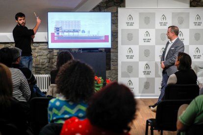 El cònsol major, Josep Majoral, i el conseller de la minoria Cerni Cairat, ahir durant la reunió.