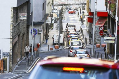 Cues de vehicles al carrer Ciutat de Sabadell.