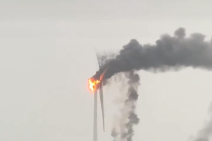 Un llamp incendia una turbina eòlica a Texas