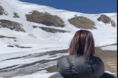 Una agent del TEDAX supervisa l'explosió del material per fer baixar allaus