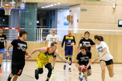 El pilot de Moto GP Àlex Rins, la tennista Georgina García i Johnny Dee, ahir.