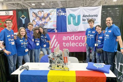 L'equip VIIInfinitum del Sant Ermengol i de la Loopa aula tecnològica va desplaçar-se a Dallas per participar en el Mundial de robòtica, on va aconseguir la 152a plaça.