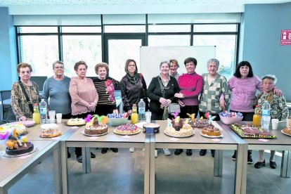 Les padrines de la Massana han mostrat el seu talent amb la rebosteria en el concurs de mones a la casa pairal en una jornada intergeneracional. La xocolata, les ametlles i el sucre no van faltar com a ingredients més destacats.