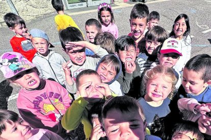 El comú d'Encamp ha organitzat colònies de Pasqua del Llaç per a totes les edats. Els infants han gaudit de l'educació de lleure jugant amb diferents activitats.