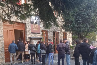 Llarga cua de votants a Sant Julià de Lòria a dos quarts d'onze