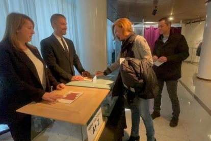 Susagna Venable, de PS + Agrupament Encampadà, dipositant el seu vot al col·legi electoral d'Encamp