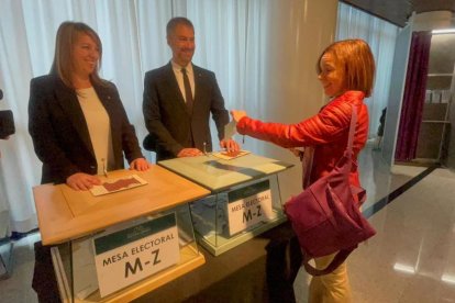 La cap de llista de la candidatura encampadana del PS, Marta Pujol, exercint el dret a vot
