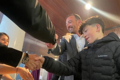 El número 1 de la parroquial demòcrata per Encamp, Jordi Torres, posant el seu vot dins la urna