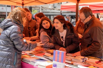 Un grup de joves consultant llibres.