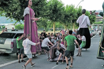 “Un instant que parla per si sol”, explica el lector, que ens mostra en aquesta foto el moment exacte en què la geganta Flor va caure, durant la celebració de la trobada gegantera d'Oliana. “Per sort, ningú va prendre mal (la Flor, això sí, ha de passar pel taller)”.