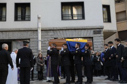 Agents de policia amb uniforme de gala han portat el fèretre de Toni Martí