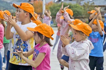 Desenes de persones de totes les generacions van participar en l'activitat, que tenia com a finalitat moure's per la salut d'una forma divertida i, també, molt artística.