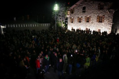 Gent reunida a la plaça del Consell per reivindicar un habitatge digne