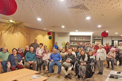 Protecció Civil ha impartit una xerrada a les llars de la gent gran sobre les tasques que realitzen i ha donat consells útils sobre com afrontar un hivern amb seguretat.