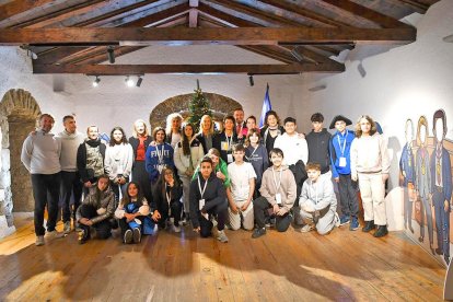 Un grup d'alumnes de sisè de primària han visitat Casa de la Vall per endinsar-se en la història del país i han pogut endur-se el Joc de l'Oca de la institució, que s'acaba d'estrenar.