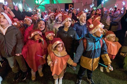 La Massana ha il·luminat el Nadal amb l'encesa d'un recorregut de llums i el majestuós castell de focs artificials, que ha omplert de colors el cel de la plaça de les Fontetes. L'espectacle va deixar bocabadats els més petits.