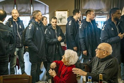 Els jugadors del MoraBanc han visitat el casal Calones de la capital, una oportunitat per poder saludar els padrins i mostrar solidaritat envers el col·lectiu de la gent gran.