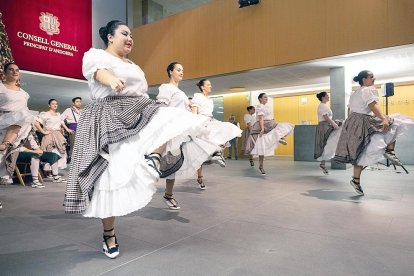 El vestíbul del Consell General ha rebut l'Esbart Valls del Nord amb motiu dels premis Àgora, un esdeveniment amb músics, amants i aficionats de la cultura popular.