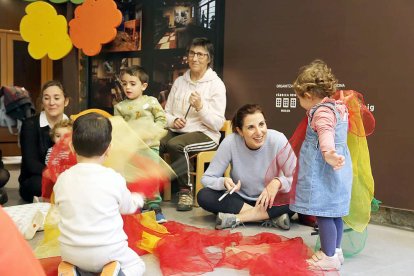 La biblioteca comunal laurediana i Sonadons han organitzat una sessió de sons, instruments i dansa, una jornada perquè els infants s'endinsin en la música des de ben petits.