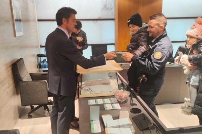 Policia votant amb la seva família a Ordino