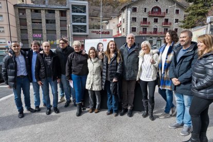 PS i Agrupament Encampadà enganxen el seu cartell a la parròquia encampadana