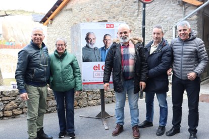 Michel Moliné i Francesc Lizama pengen el cartell a la parròquia massanenca