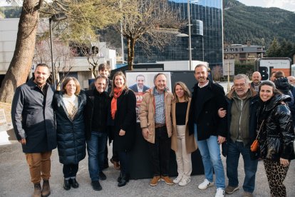 Jordi Torres i Maria Martisella penjant el cartell a Encamp