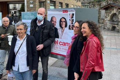 Quim Miró i Marian Sanchiz mostren el cartell del PS SDP + per la capital