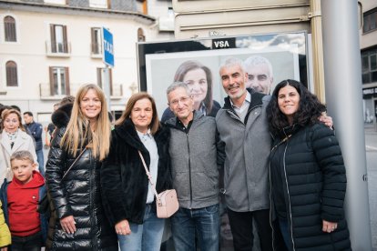 Trini Marín i Marc Magallón pengen el cartell a Escaldes