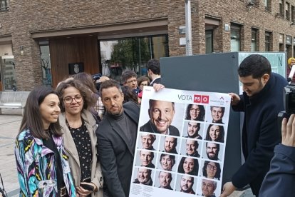 El PS penjant el cartell a Andorra la Vella