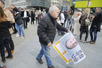 Penjada de cartells de DA a la plaça de la Rotonda
