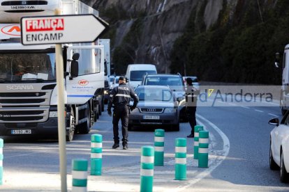 Agents de policia fent controls de l'operació gàbia per l'atracament