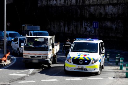 Un dels controls policials desplegats ahir al migdia.