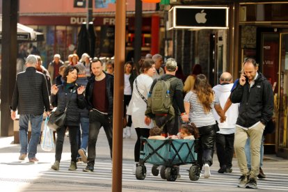 Turistes al centre comercial del país.