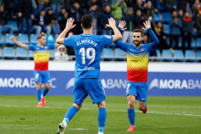 Christos Almpanis i Hector Hevel celebren un dels gols del davanter grec ahir contra l'Oviedo.