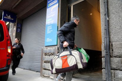 Un dels veïns entrant a l'edifici del número 28.