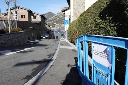 Cotxes a les places d'aparcament del carrer dels Ocells.