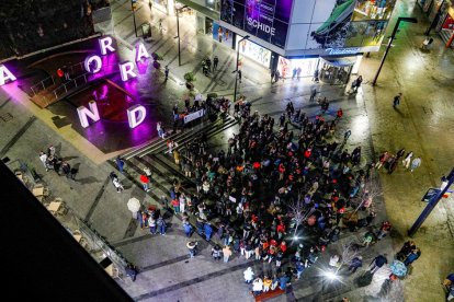 Els manifestants congregats a la plaça de The Cloud, a Andorra la Vella.