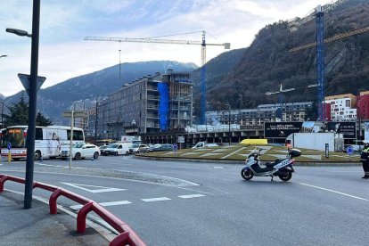 El trànsit està tallat des de la rotonda de la Comella
