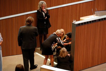 Cerni Escalé rodejat de diversos consellers generals després de la indisposició.