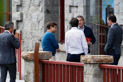 El secretari d'Estat en funcions, Justo Ruiz, amb representants de l'FC Andorra abans de la reunió.